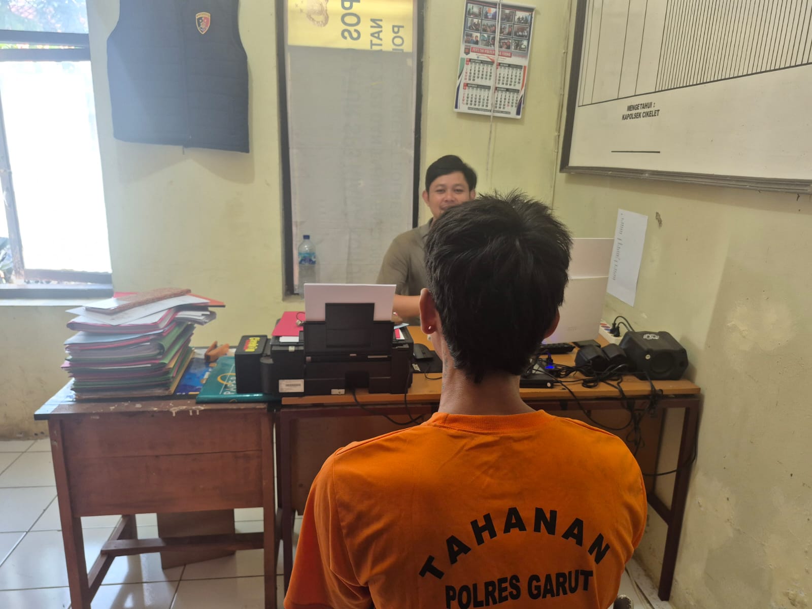 Pemuda Ini Nekad Panen Semangka di Kebun Orang